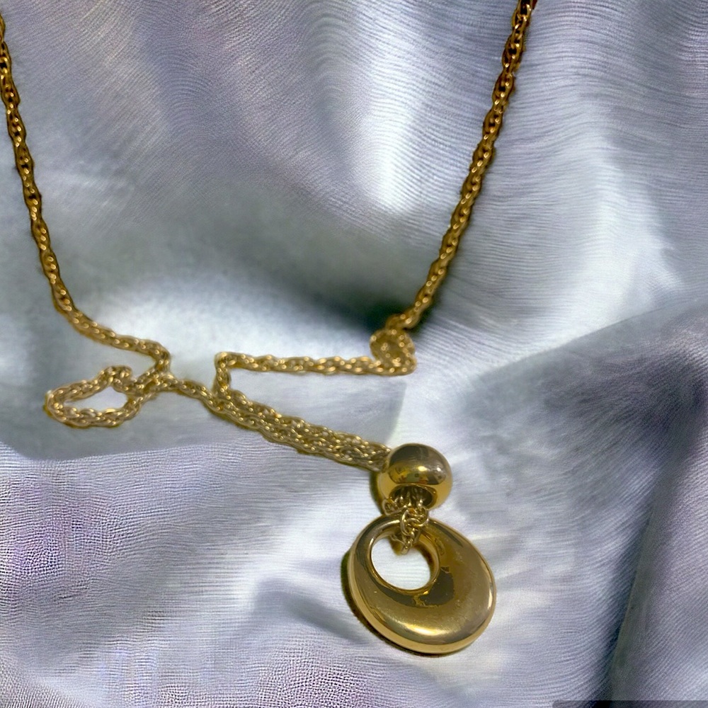 Vintage Gold Tone Circular Pendant Gold Bead Heavy Chain Lobster Claw Closure
